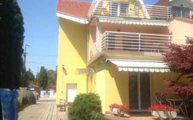 Villa Oázis Siófok - aranyparti szállás, szabad strand, kutyabarát szállás,