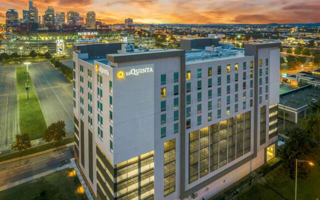 La Quinta Inn & Suites by Wyndham Nashville Downtown / Stadium