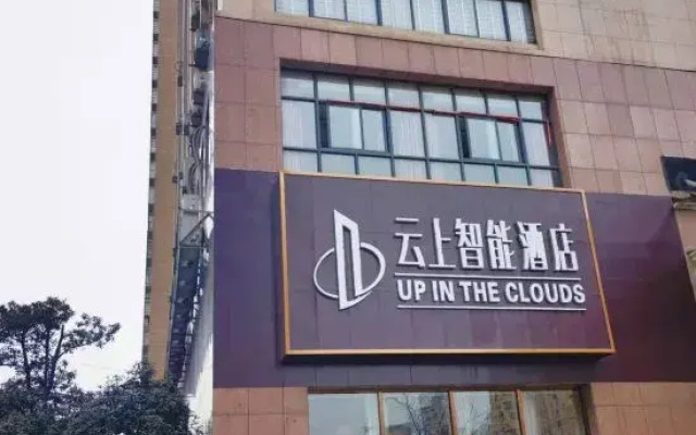 UP IN THE CLOUDS hotel