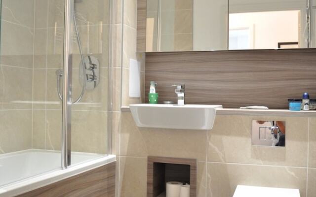 East London 2 Bedroom Flat With Balcony