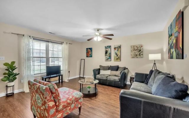 Have The Best Stay At Our Modern Art Gallery Home 3 Bedroom Home by Redawning