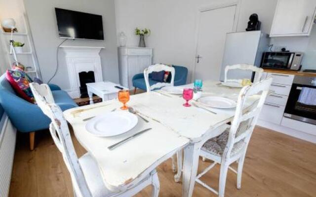 Bright & stylish 2 bed 1st floor apartment