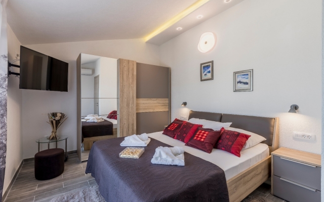 Holiday house Goldie - 30 m from beach: Sevid, Riviera Trogir