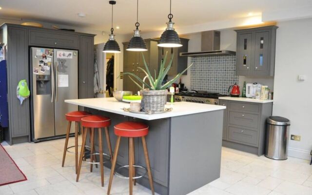 Spacious 2 Bedroom Property in Great Location