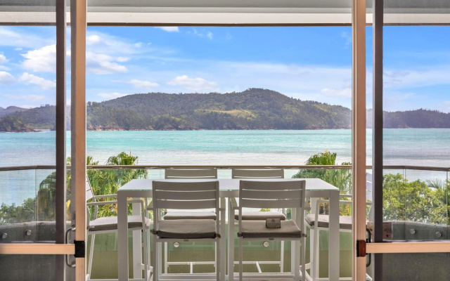 Lagoon Beachfront Lodge 206 on Hamilton Island by HamoRent – Balcony – Hamilton Island