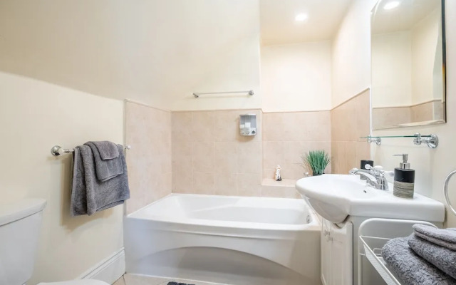 Cozy 5 Bedroom House in Downtown Toronto