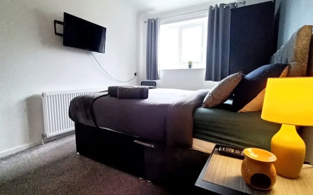 Cozy 3-Bed Family Home with Free Parking