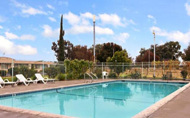 Studio 6 Suites Madera, California - Yosemite