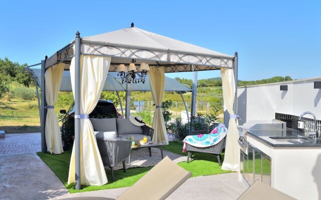 Sunlit Villa in Buje With Swimming Pool