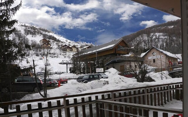 Studio 4 People Exposed East