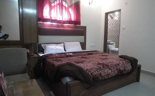 OYO 10229 Hotel Crystal