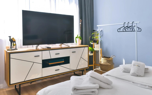 - The Blue Apartment - 1BD with Artistic Interior Design