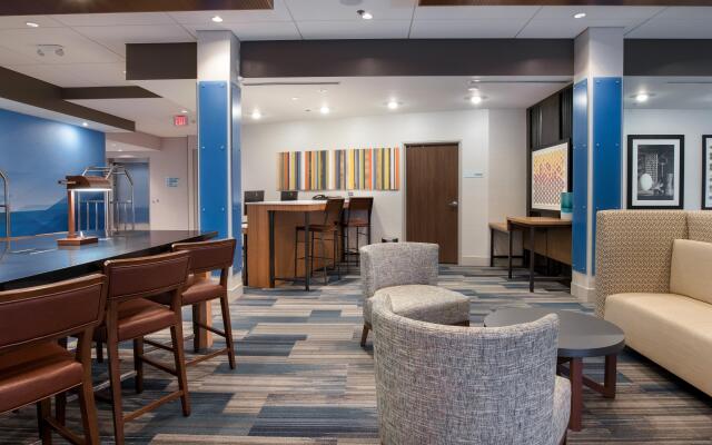 Holiday Inn Express & Suites Racine by IHG