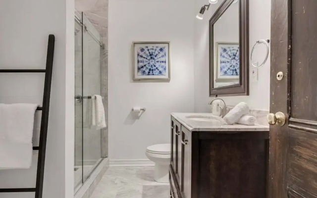 Casa Queen East Jaw Dropping 3BR Suite