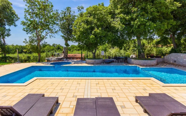 Charming Apartment in Pula With Swimming Pool