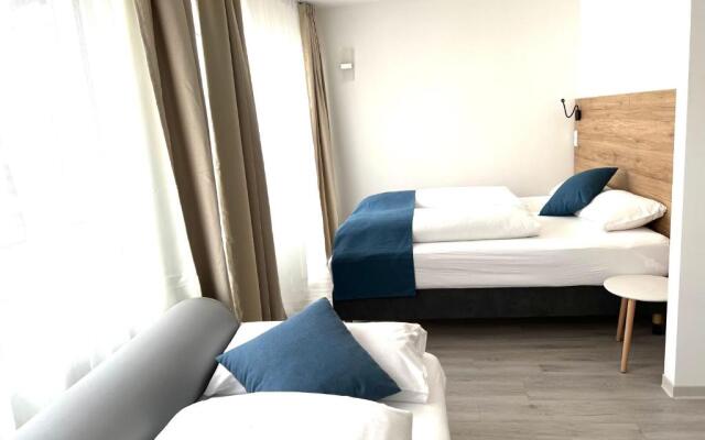Hotel 83