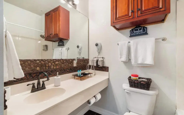 Fore Seasons Golf Condo - 5 Min to Silver Dollar!