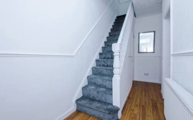 Spacious 4-Bed House Manchester