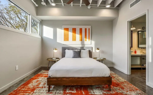 Penthouse 2br/2ba in Warehouse Dist. by Domio