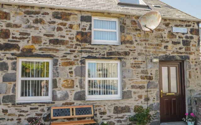 2A Meredith Mews