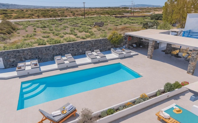 Golden Sunrise Suites - Santorini Pool Bliss Suite