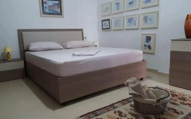Taste of the Mediterranean- Artist 's Apartment