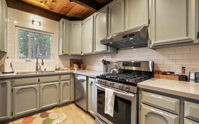 Christmas Valley Chalet Tahoe Adventure Awaits!