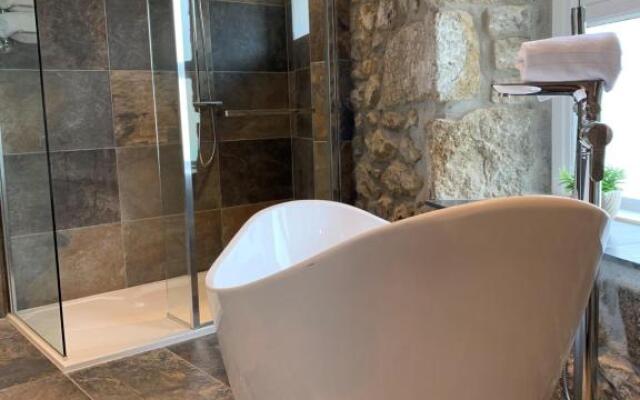 Modern studio apartment with stunning views!