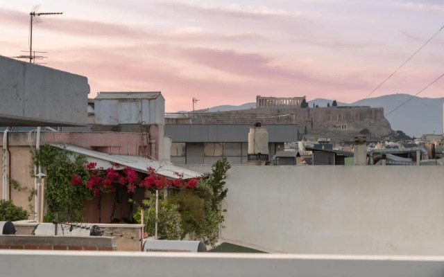 Sunny penthouse w/ Acropolis view next to metro