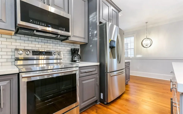 5 Bedroom Apartment near French Quarter by Hosteeva