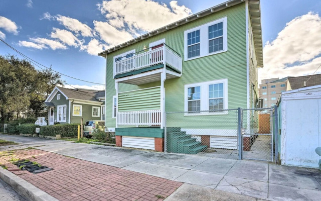Steps to Beach: Nautical Galveston Home Near Pier!