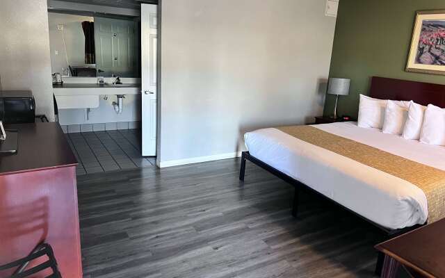 Travelodge by Wyndham Redding CA