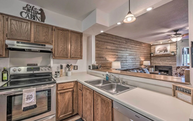 Updated Ruidoso Mountain Escape w/ Deck & Balcony!