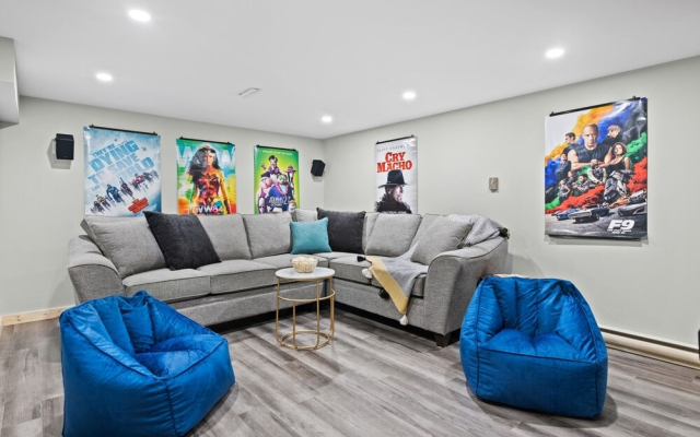 SPACIOUS 3,000 sq2 Luxury Home | PRIVATE Pool & Hot Tub | STEPS to Kinsmen Beach