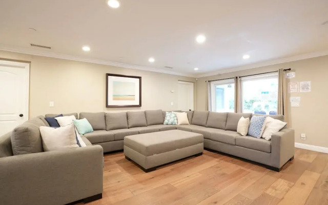 Upscale 6 Bed, 5 Ba, New Pool W/jacuzzi, 1/2 Mile Walk to Disney
