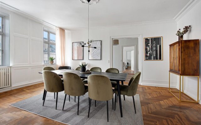 "sanders Square - Spacious 6-bdr. Apt. Near Nyhavn"