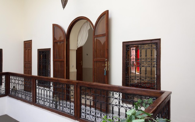 Riad White Flowers
