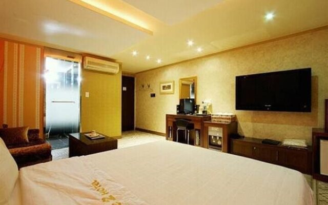 We 2 Hotel
