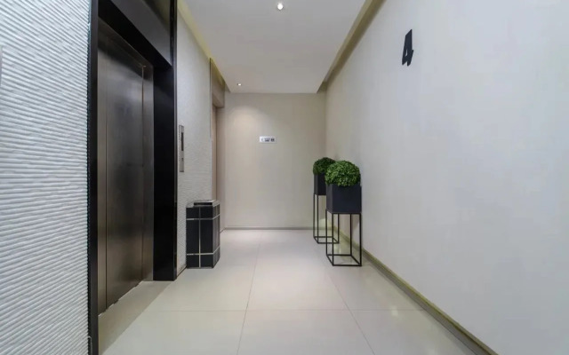 Ease Hotel (Shenzhen Pinghu Huanancheng, Dahuanggong Commercial Center)