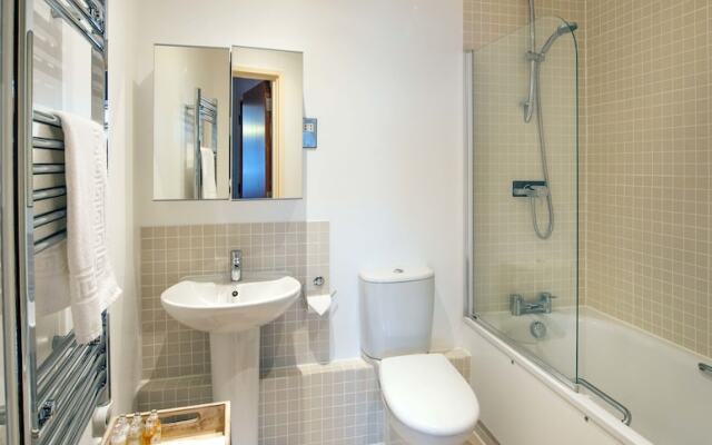 Stylish Central Reading Apartment with Free Parking
