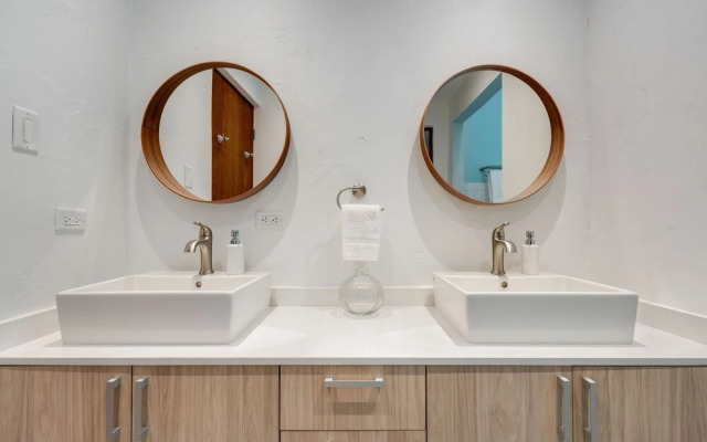 Stylish Apartment Includes Pool Parking in Condado