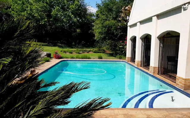 Ipe Tombe Guest Lodge