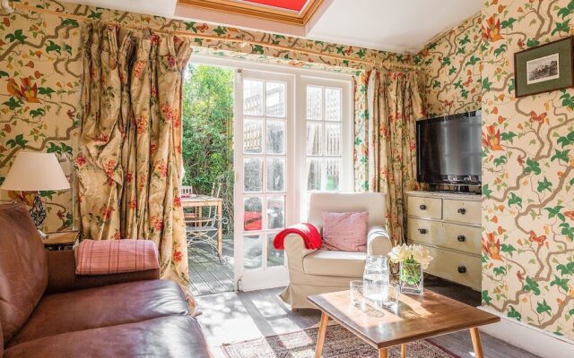 Traditional and Colourful 2BR Garden Flat in Parsons Green