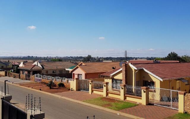 Ekuthuleni Guest house vosloorus