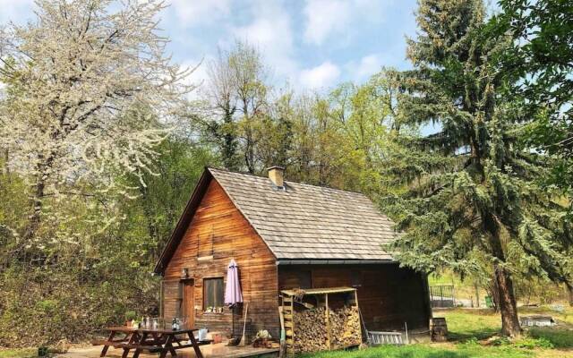 Cosy Wooden Cabin and Bell Tent in Leafy Budapest