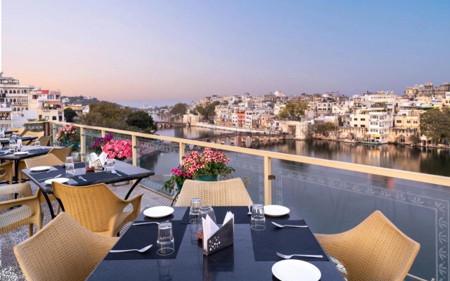 Hotel Sarovar on Lake Pichola