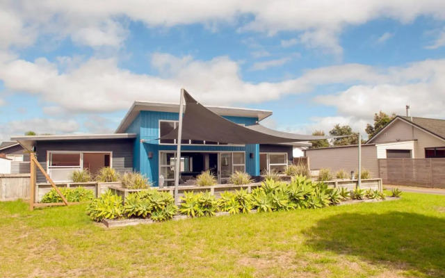 Sands Beach House - Matarangi Holiday Home