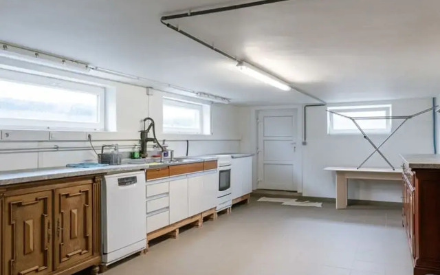 Spacious Getaway Close to the Beach and Airport