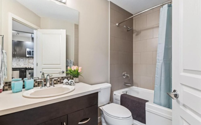 Modern DT Condo Balcony Parking Gym Hot Tub