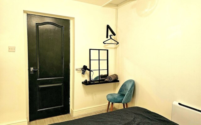 Cosy 1 Bedroom Flat Near Bridgend Town Centre